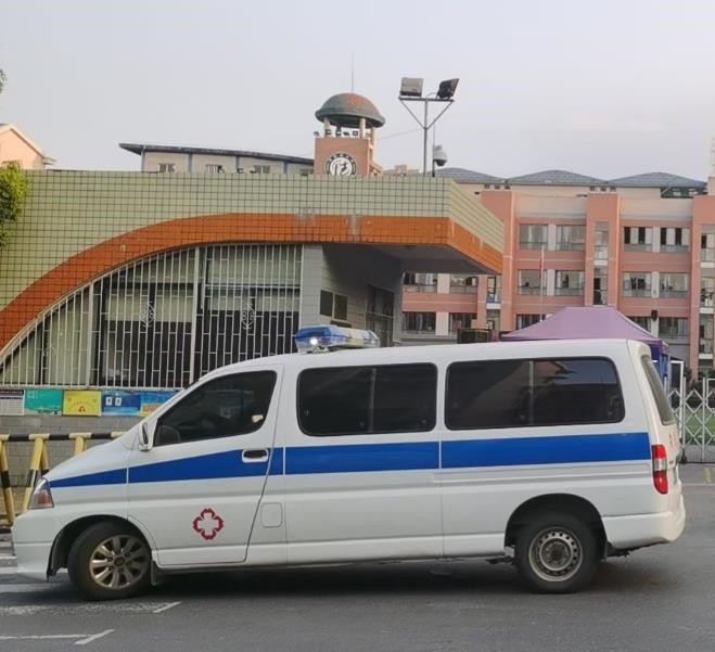 莲湖救护车出租护送骨折病人一公里多少钱